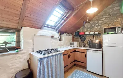 Cuisine ou kitchenette dans l'établissement 2 Bedroom Nice Home In Le Ferré