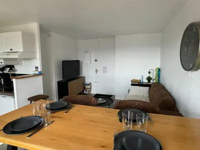 Cuisine ou kitchenette dans l'établissement Cabourg: Appartement 2 Pièces, Proche Plage, Balcon, WiFi - FR-1-487-374