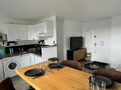 Cuisine ou kitchenette dans l'établissement Cabourg: Appartement 2 Pièces, Proche Plage, Balcon, WiFi - FR-1-487-374