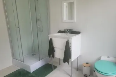 Salle de bains dans l'établissement 1Bed Apartment Sleeps 2 - Parking Wifi