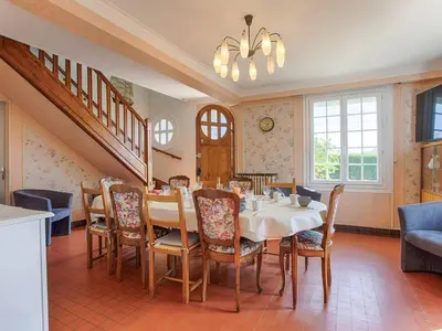 Coin salon dans l'établissement Maison rétro avec jardin et 5 chambres à Merville-Franceville-Plage - FR-1-788-34