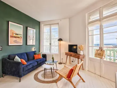 Télévision ou salle de divertissement dans l'établissement Superbe appartement rénové à Cabourg, face à la mer pour 2 - FR-1-788-33