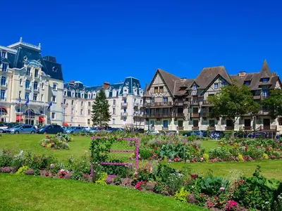 Jardin de l'établissement Superbe appartement rénové à Cabourg, face à la mer pour 2 - FR-1-788-33