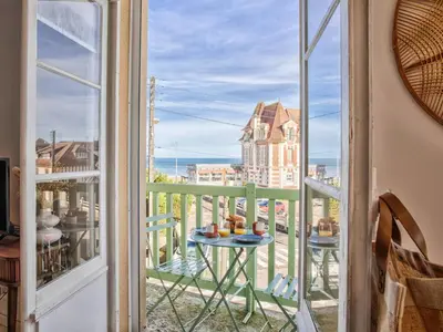 Balcon ou terrasse dans l'établissement Superbe appartement rénové à Cabourg, face à la mer pour 2 - FR-1-788-33