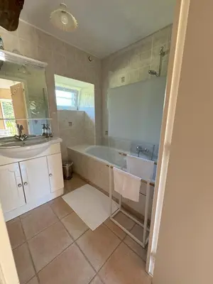 Salle de bains dans l'établissement Domaine Saint Jean