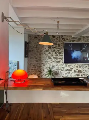 Télévision ou salle de divertissement dans l'établissement Charmant Cottage d'artistes