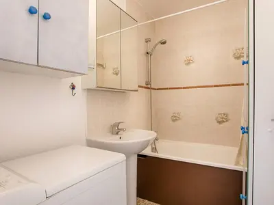Salle de bains dans l'établissement Appartement 2 chambres avec balcons et parking à Cabourg - FR-1-788-36