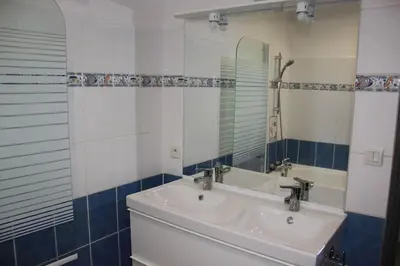 Salle de bains dans l'établissement Maison au coeur de Cancale à 300m de la plage