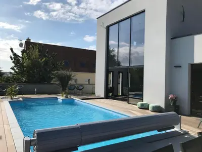 Piscine de l'établissement La Villa des Cotis ou située à proximité