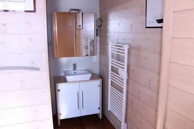Salle de bains dans l'établissement les pieds dans l'eau