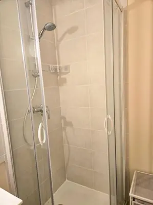 Salle de bains dans l'établissement Appartement lumineux proche Abbaye & Centre de Caen