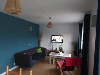 Télévision ou salle de divertissement dans l'établissement Petit bonheur