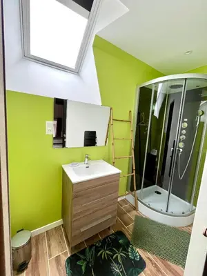Salle de bains dans l'établissement Gîte jacuzzi à la Cavalerie de Montchaton