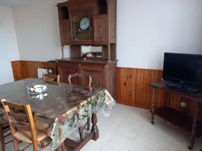 Télévision ou salle de divertissement dans l'établissement Maison proche plages OMAHA BEACH