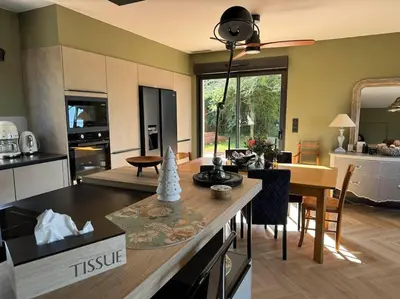 Cuisine ou kitchenette dans l'établissement La Villa de l Observatoire jacuzzi vue mer