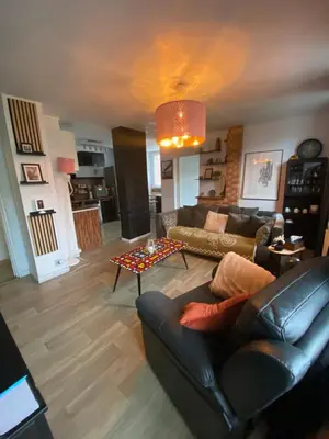 Coin salon dans l'établissement Bel appartement spacieux ,convivial de 3 chambres avec parking privé sécure