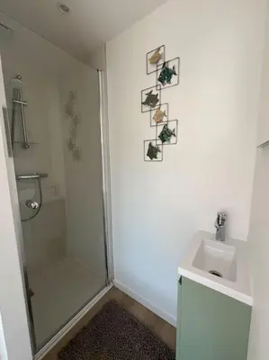 Salle de bains dans l'établissement La Villa Suzanne