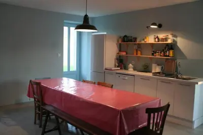 Cuisine ou kitchenette dans l'établissement maison de campagne au bord de la mer