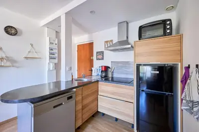 Cuisine ou kitchenette dans l'établissement Le Côtier - Appt à 200m de la plage