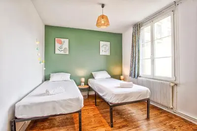 Un ou plusieurs lits dans un hébergement de l'établissement Bel Appartement RDC avec parking gratuit