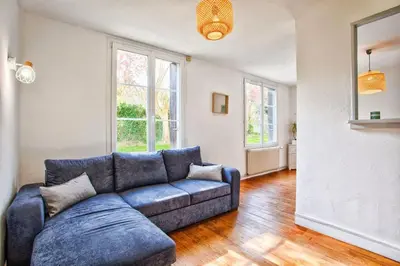 Coin salon dans l'établissement Bel Appartement RDC avec parking gratuit