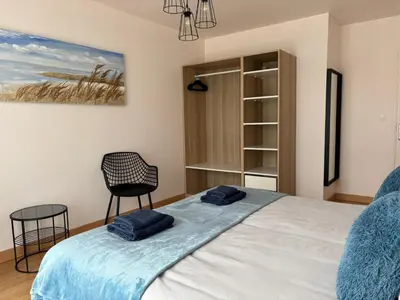 Un ou plusieurs lits dans un hébergement de l'établissement La clé des champs Maison plain pied lumineuse bien équipée, séjour spacieux, belle terrasse aménagée, garage, grand jardin clos, parking, près de Bayeux et Omaha Beach, chiens bienvenus