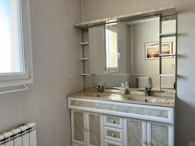 Salle de bains dans l'établissement La clé des champs Maison plain pied lumineuse bien équipée, séjour spacieux, belle terrasse aménagée, garage, grand jardin clos, parking, près de Bayeux et Omaha Beach, chiens bienvenus