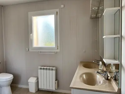 Salle de bains dans l'établissement La clé des champs Maison plain pied lumineuse bien équipée, séjour spacieux, belle terrasse aménagée, garage, grand jardin clos, parking, près de Bayeux et Omaha Beach, chiens bienvenus