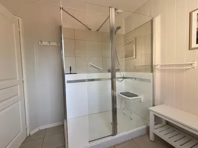 Salle de bains dans l'établissement La clé des champs Maison plain pied lumineuse bien équipée, séjour spacieux, belle terrasse aménagée, garage, grand jardin clos, parking, près de Bayeux et Omaha Beach, chiens bienvenus