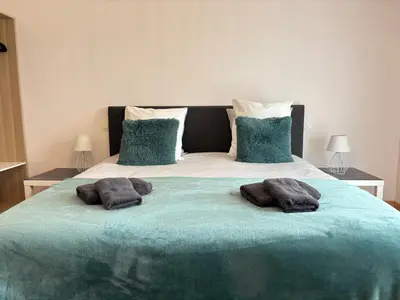 Un ou plusieurs lits dans un hébergement de l'établissement La clé des champs Maison plain pied lumineuse bien équipée, séjour spacieux, belle terrasse aménagée, garage, grand jardin clos, parking, près de Bayeux et Omaha Beach, chiens bienvenus
