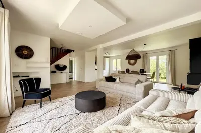 Coin salon dans l'établissement Spacious house 300m from the beach