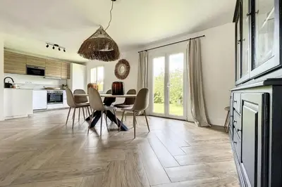 Cuisine ou kitchenette dans l'établissement Spacious house 300m from the beach