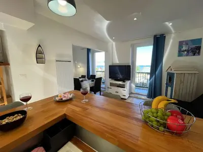 Télévision ou salle de divertissement dans l'établissement Le Maxaudant Duplex avec Balcon et Vue sur Mer