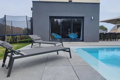 Piscine de l'établissement Maison neuve avec piscine chauffée de mai à septembre à 6 minutes de la plage ou située à proximité