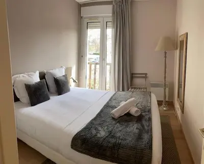 Un ou plusieurs lits dans un hébergement de l'établissement Charmant appartement en bord de mer