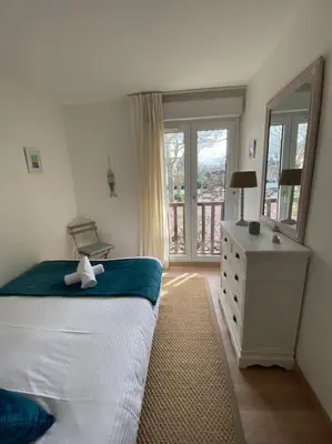 Un ou plusieurs lits dans un hébergement de l'établissement Charmant appartement en bord de mer