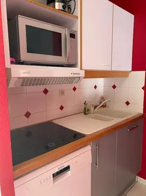 Cuisine ou kitchenette dans l'établissement Ravissante maison en bord de mer