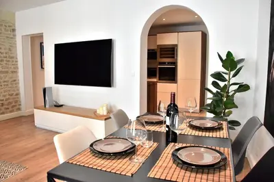 Télévision ou salle de divertissement dans l'établissement Hyper Centre - Élégant Appartement au Pied des Restaurants et Boutiques