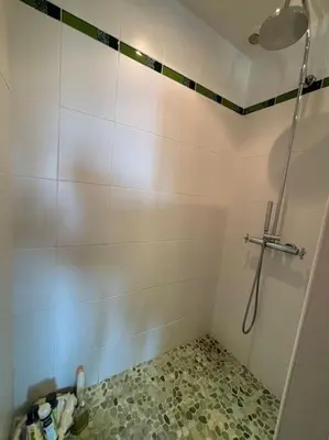 Salle de bains dans l'établissement Les Palmiers