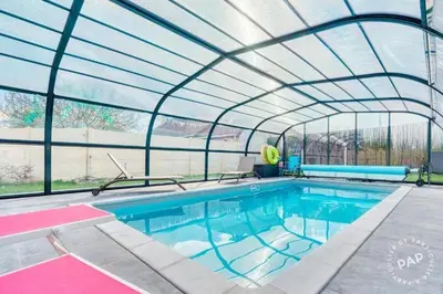 Piscine de l'établissement maison avec piscine chaufée couverte d'avril à fin octobre ou située à proximité