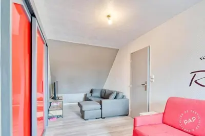 Coin salon dans l'établissement maison avec piscine chaufée couverte d'avril à fin octobre