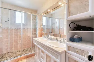 Salle de bains dans l'établissement maison avec piscine chaufée couverte d'avril à fin octobre