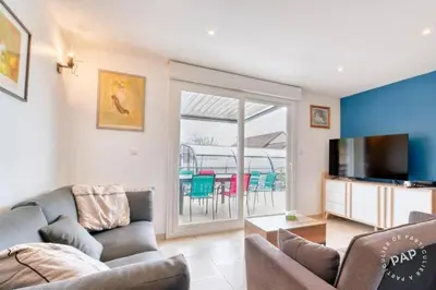 Télévision ou salle de divertissement dans l'établissement maison avec piscine chaufée couverte d'avril à fin octobre