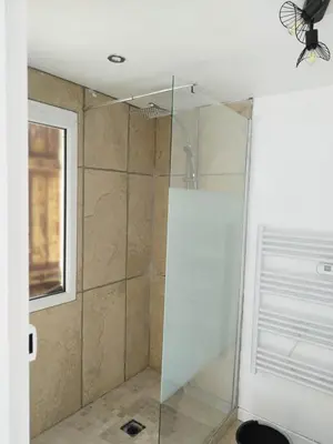 Salle de bains dans l'établissement Gîte du Garde Barrière