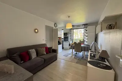 Cuisine ou kitchenette dans l'établissement Modern apartment with direct beach access
