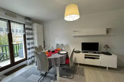 Télévision ou salle de divertissement dans l'établissement Modern apartment with direct beach access
