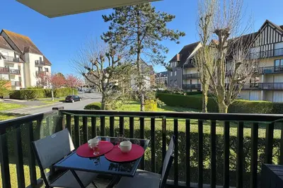 Balcon ou terrasse dans l'établissement Modern apartment with direct beach access