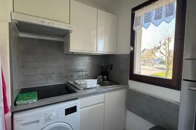 Cuisine ou kitchenette dans l'établissement Modern apartment with direct beach access