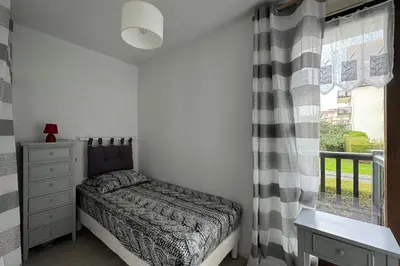 Un ou plusieurs lits dans un hébergement de l'établissement Modern apartment with direct beach access