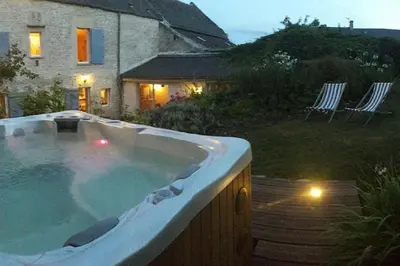 Piscine de l'établissement Normandie ferme restaurée du 18ème avec jacuzzi ou située à proximité